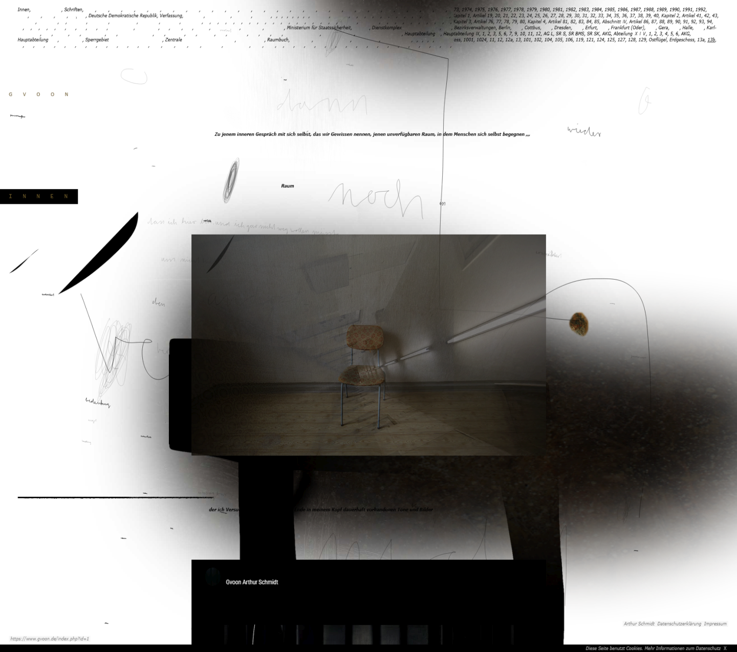 Stuhl steht einzeln in einem leeren Raum, umgeben von überlagerten Linienzeichnungen und handschriftlichen Notizen. TYPO3-Website: Gvoon.de